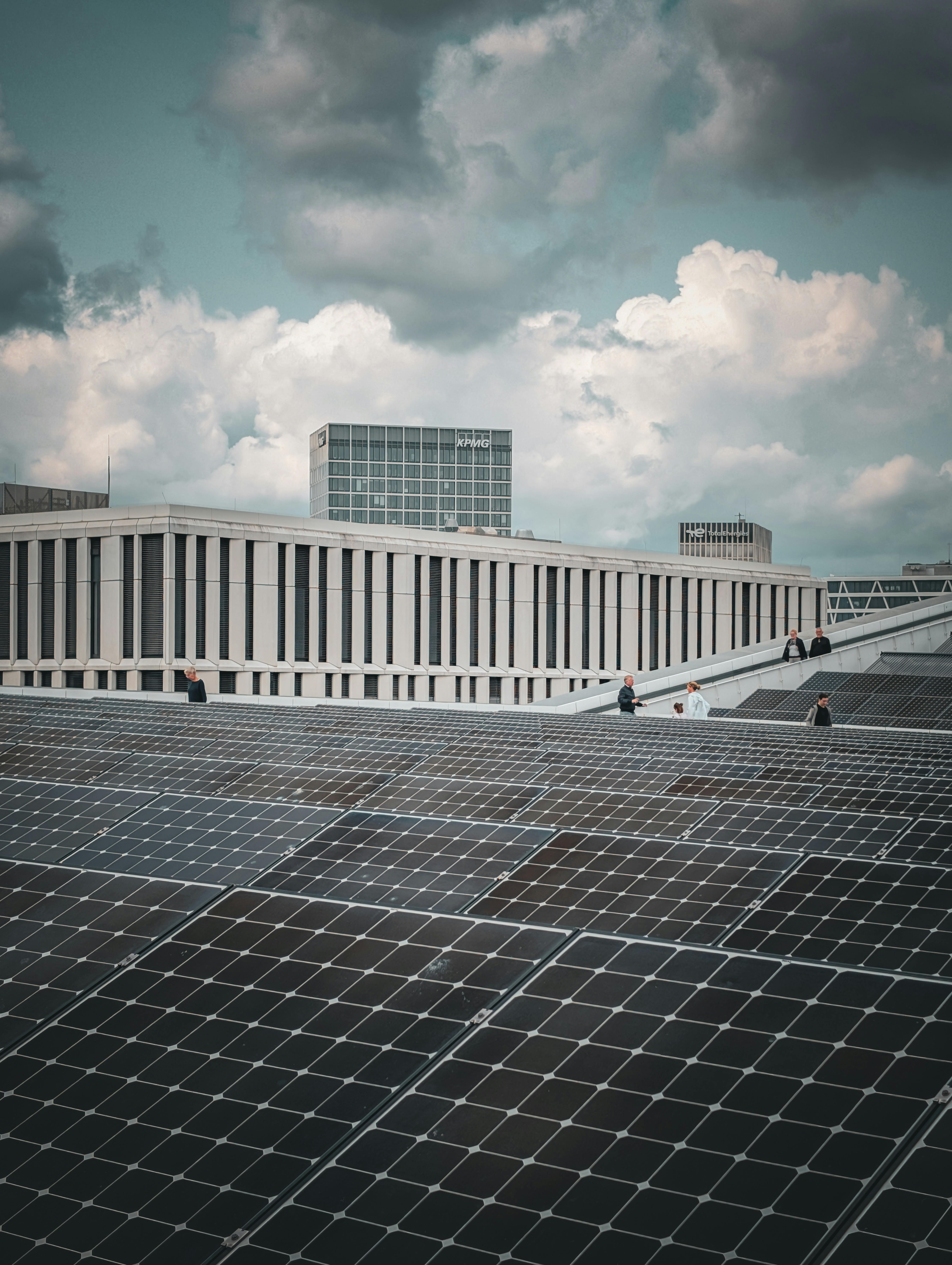 Commercial building rooftop solar